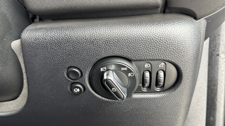 MINI Hatchback 1.5 Cooper Classic Premium 3dr Petrol Hatchback